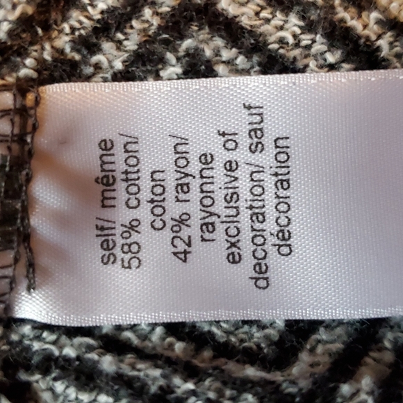 Maurices gray sweatshirt with black chevron print on edges size 1X - Picture 11 of 16